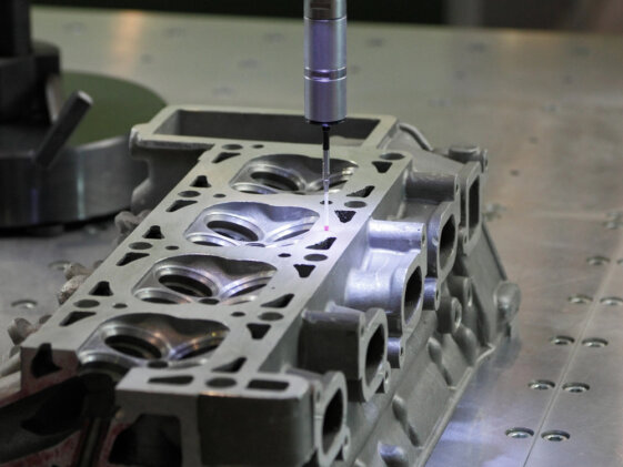 Postazione di controllo dimensionale con CMM e strumenti metrologici