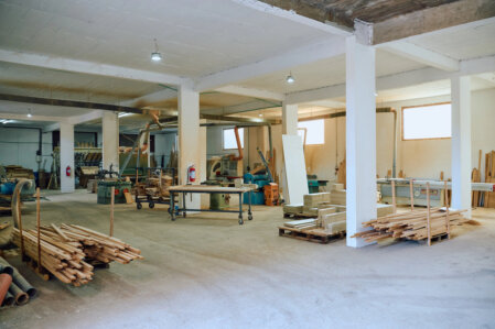 Reparto produttivo con torni e centri di lavoro CNC