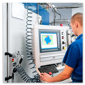 Operatore al tornio CNC durante una lavorazione