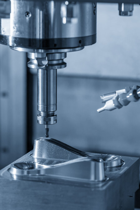 Centro di lavoro verticale durante una fresatura